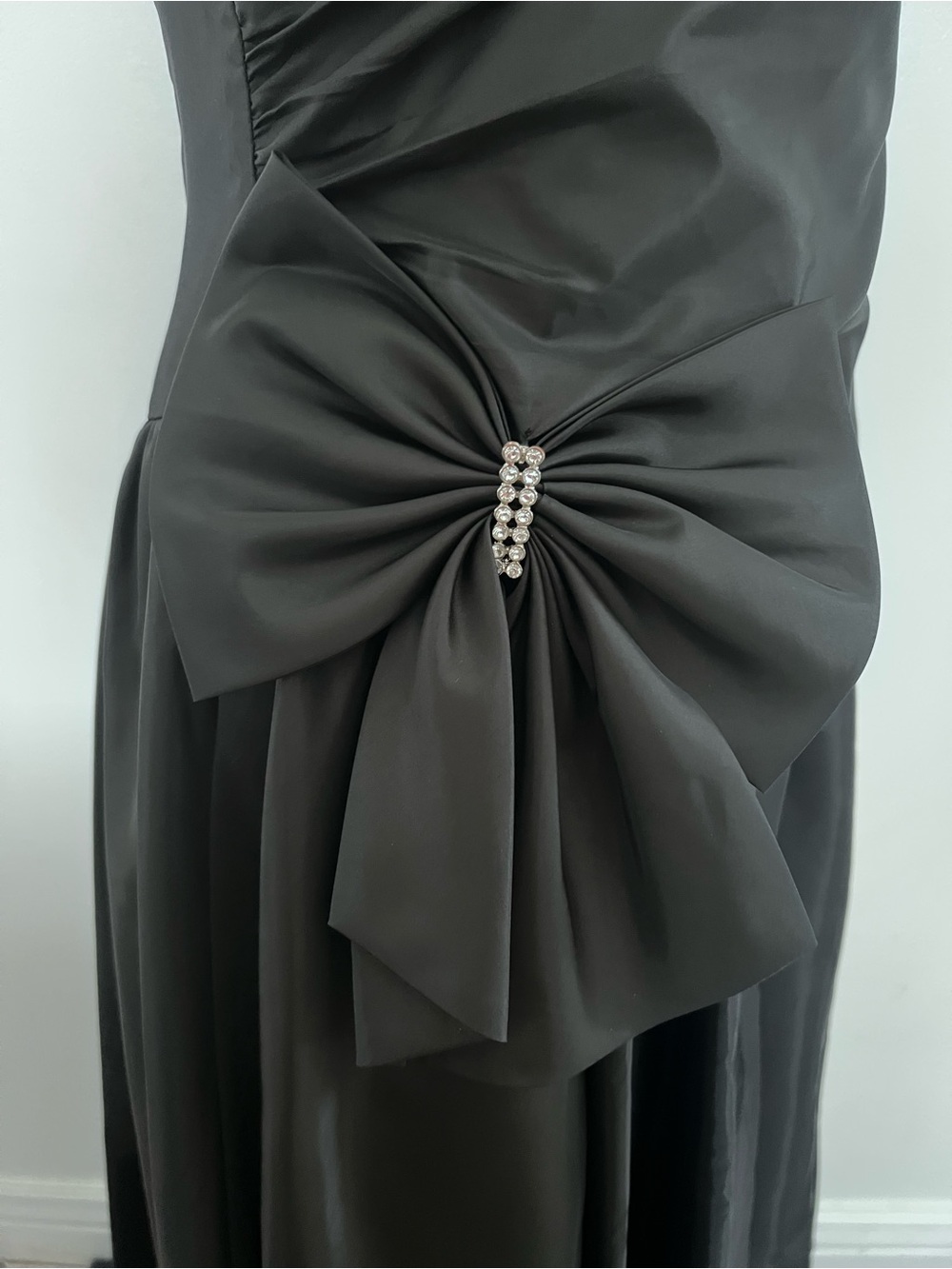 BCBG Paris Black Cocktail Dress Tulle
Underskirt /Bow w/Rhinestone SZ 8
Formal - Picture 4 of 15